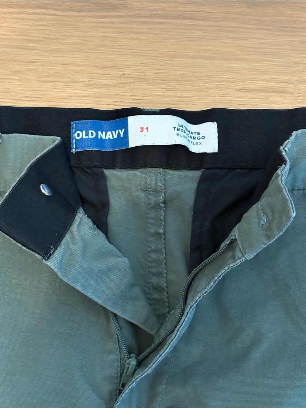 Old Navy Ultimate Tech Cargo Shorts in Green 31W - Picture 2 of 6
